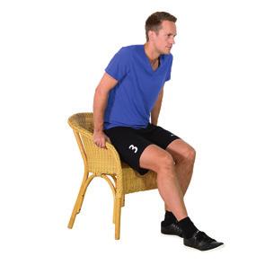 Sitzen und Aufstehen Am besten sitzen Sie aufrecht, auf hohen, stabilen Stühlen mit Armlehne. Die Beine stehen im stumpfen Winkel zum Körper.