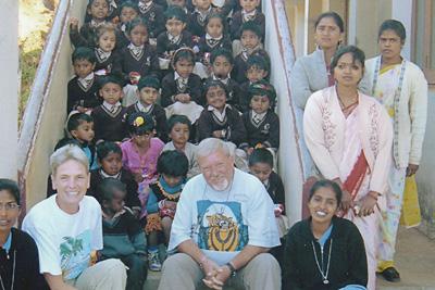 ) den Schulbesuch ermöglichen und die Armen in Indien bei ärztlicher Behandlung unterstützen.