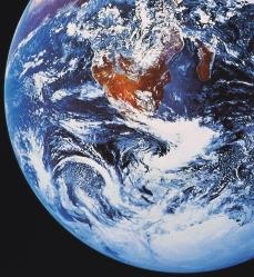 Heute 15 Milliarden Jahre nach dem Urknall Die Erde unser blauer Planet; Heimat unzähliger Pflanzen, Tiere und des Menschen.