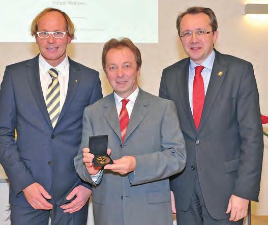 JOHANN LECHNER ERHÄLT HÖCHSTE LÖWEN-AUSZEICHNUNG Im Dezember wurde im Rathaus zum 27. Mal der Anton Kalcher-Preis des Lions Club St. Pölten vergeben.