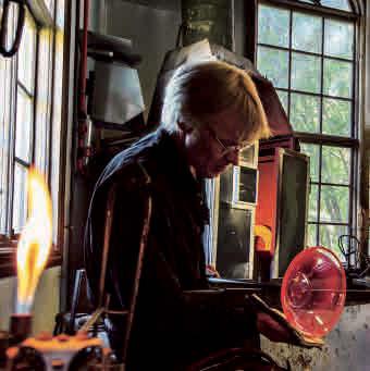 46 Im Glasreich kann man in einer der vielen Glashütten hautnah erleben, wie grazile Kunstwerke entstehen.