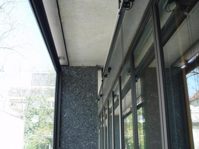 Bild 6: Blick in den Fassadenzwischenraum der Glasdoppelfassade, oberes Foto: Blick nach oben mit Textilrollo; unteres Foto links: Blick auf die GDF