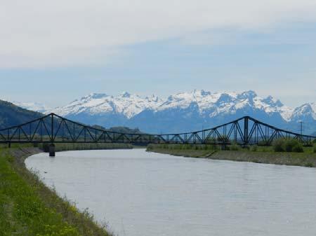 Eisen Fachwerk Brücken wie diese trifft man entlang des ganzen Rheinlaufs. Abb.