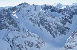 Weißschrofenspitze Gamskar Scharte AP Der Endpunkt der Straße, die kurz nach der ersten großen Lawinenver bauung rechts abzweigt. Im Hochwinter minimale Parkmöglichkeit. Schw HR N,,W HU ca.