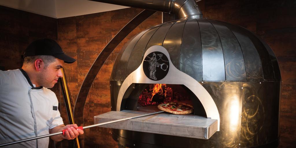 4 DREAMS+HAPPEN Pizzabäcker Eros Pusceddu in der Grazer Pizzeria Zu guter Letzt geht es um das Pizzbacken selbst, das in einem zertifizierten Pizzaofen bei 485 Grad zu passieren hat.