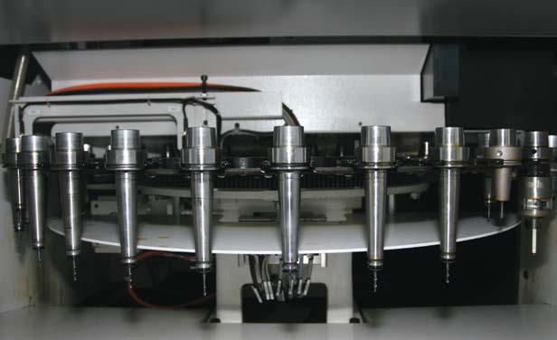 + Ausgeklügeltes Kühlmanagement Ausserdem verfügt die Maschine über ein ausgeklügeltes Kühlmanagement. Jede der Linearachsen sowie die Rund-Schwenk- Einheit weisen einen eigenen Kühlkreislauf auf.