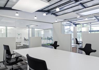 Mit dem Ruhemodul lassen sich offene und dennoch ruhige Büroflächen schaffen. freistehendes System Auch ohne Deckenanschluss optimiert ruhiger Meetingbereich die Akustik in offenen Büros.
