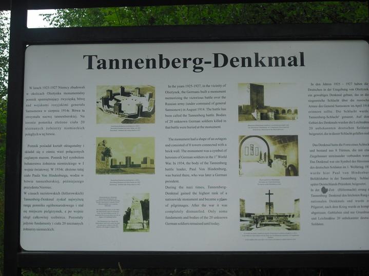 2000 Inmitten der wenigen noch vorhandenen Trümmer wird am Standort des ehemaligen Denkmals eine dreisprachige Hinweistafel wohl mehr aus touristischen Gründen aufgestellt.