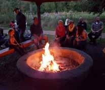 August hat das Familienzentrum ein Zeltlager für Eltern mit Kindern in der besonders schönen Waldlandschaft im Friesheimer Busch auf dem Gelände des Umweltzentrums angeboten.