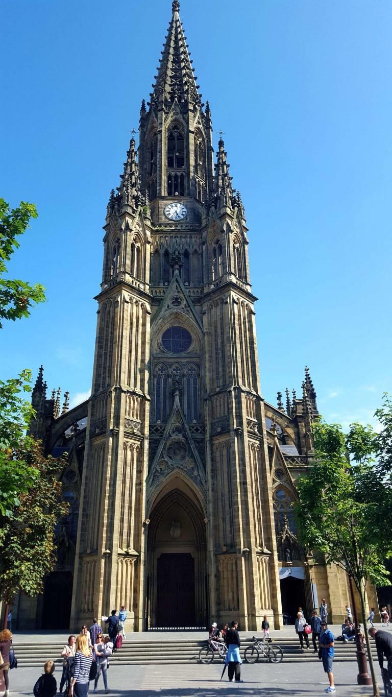 Kathedrale Buen Pastor Die Kathedrale Buen Pastor in San Sebastian ist eine beliebte Attraktion für Besucher der spanischen Großstadt.