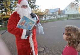 Dezember 2015 Weihnachtliche Lesung für drei lassen der Schule am Taurastein Um die inder so richtig in Weihnachtslaune zu versetzen las Frau Daume, die Leiterin der Stadtbibliothek, aus dem Büchlein