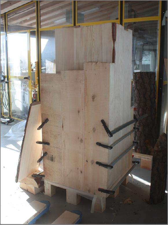 Laleh Walli und Daniel Hosner im Rahmen des Zusatzmoduls maschinelle Holzbearbeitung zusammengestellt.
