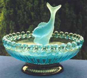 Abb. 2002-4/395 Blumensteckschale mit Delphin, Rand mit Perlen Figur blaues Pressglas, H 24,5 cm, D 29,5 cm Sammlg. Stopfer, Sockel schwarzes Glas, Delphin mattiert vgl. PK Abb.