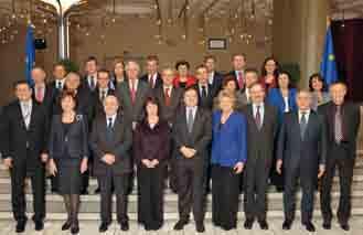 Wer gehört der Kommission an? Die Kommission hat 27 Mitglieder, eines ist der Kommissionspräsident. Seit November 2004 führt der Portugiese José Manuel Barroso die Kommission.