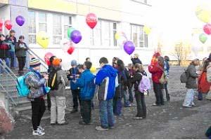 Zum dreißigjährigen Schulfest fand an der Regelschule Oswin Weiser in Pößneck ein Ballonwettbewerb statt. Rund 300 mit Helium gefüllte Ballons stiegen gleichzeitig in die Höhe.