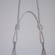 Seil ablassen oder im Seilsack mitnehmen Knoten am Seilende nicht vergessen!!! Klemmknoten Prusik am Doppelseil anlegen mindestens 3 Schleifen/Umschlingungen bei Klemmknoten.
