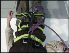 Ablauf: Beide Einsatzkräfte knoten sich mittels gestochenem Achterknoten direkt mit jeweils einem Seilende am Gurt ein (s.