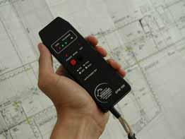 8. FELDSTÄRKE-MESSGERÄT Unter der Bezeichnung EPM100 steht ein mobiles Feldstärke-Messgerät zur Verfügung, welches dem Installateur zur einfachen Bestimmung der optimalen Montageorte für Sensor und