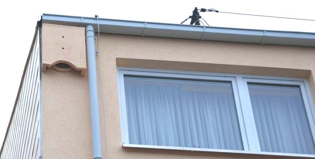 Bericht 2006-2009, Abkommen zur Erhaltung der Fledermäuse in Europa, Bayerisches Landesamt für Umwelt S. 33 von 48 Abb. 8: Ersatzquartier für ein Spaltenversteck unter der Dachrinne.