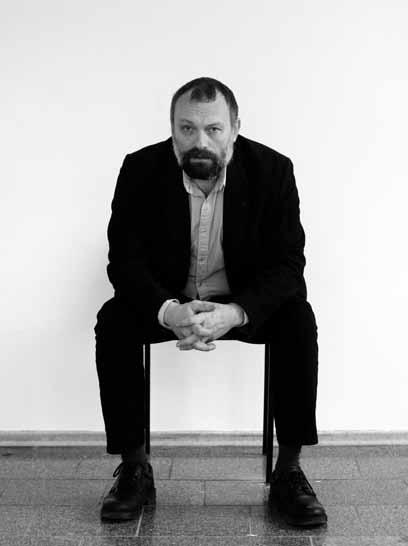 Jaan Toomik Bio- und Filmografie Bio- and filmography Geboren 1961 in Tartu, aufgewachsen in Haapsalu, lebt und arbeitet in Tallinn.