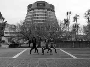Die Künstler Huber und Saarikko haben diese Performance oder Videoaktion während eines Aufenthalts in Wellington, Neuseeland, choreografiert.