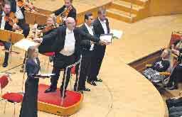Traditionell treten die aktuell etwa 60 Aktiven der Zündorfer Chorgemeinschaft Cäcilia dort in der Adventszeit zu einem Festkonzert vor das Publikum.