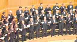 Foto: Göllnitz Auch in diesem Jahr musikalisch begleitet von Musikern der Kammerphilharmonie Rhein-Erft, einem symphonischen Orchester. Chor und Orchester haben eines gemeinsam: ihren Leiter.