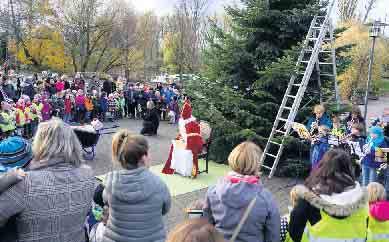 Aber hier wird nicht nur ein Weihnachtsbaum auf dem Marktplatz aufgestellt und von den Kindern der örtlichen Kitas und der Grundschule mit selbst gebastelten Gaben geschmückt, sondern auch der
