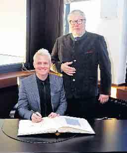Bezirksbürgermeister Henk van Benthem bat den beliebten TV-Star ins Turmzimmer des Porzer Bezirksrathauses zum Eintrag in das Goldene Buch des Stadtbezirks Porz.