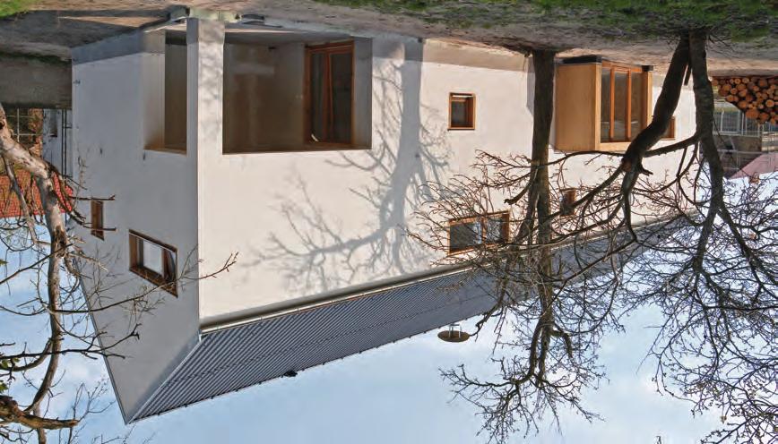 Das zweigeschossige Wohnhaus befindet sich in einem Dorf südlich von Berlin.