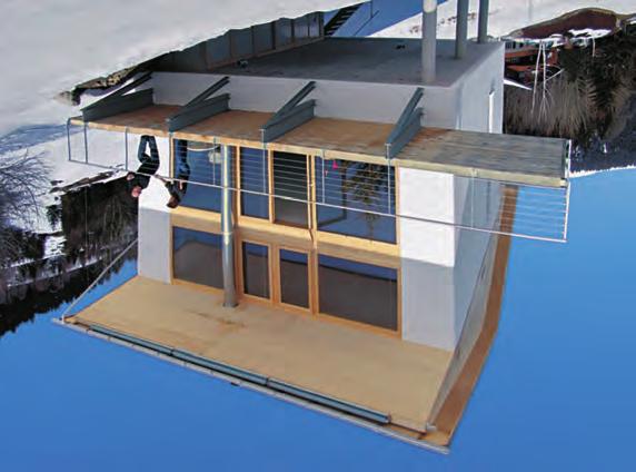 Das Gebäude sitzt, der Hangsituation angepasst, auf einer Stahlbetonplatte, die hangseitig von einem Streifenfundament, talseitig von Stützen mit Punktfundamenten getragen wird.