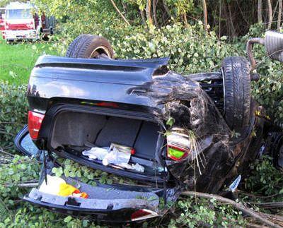 Ein Fahrzeug geriet ins Schleudern, flog durch die Luft und prallte auf