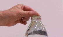 Flaschenteufel Material: große Plasteflasche mit Schraubverschluss, Tropfpipette (Arzneiflasche), Trinkglas mit Wasser Vorbereitung: Tauche die Tropfpipette ins Trinkglas ein und
