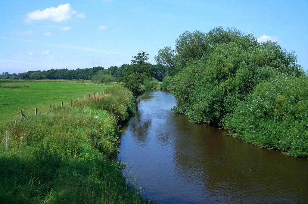 Bezirk Lüneburg Landkreis Rotenburg (Wümme) Weite Landschaft: in der Osteniederung In der Nacheiszeit wuchsen in ihnen Hoch- und Niedermoore auf.