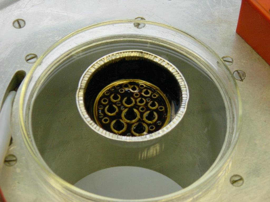 Versuch Im Versuch zeigen wir die die Auswirkungen magnetischer Felder auf Ferrofluide und erzeugen so