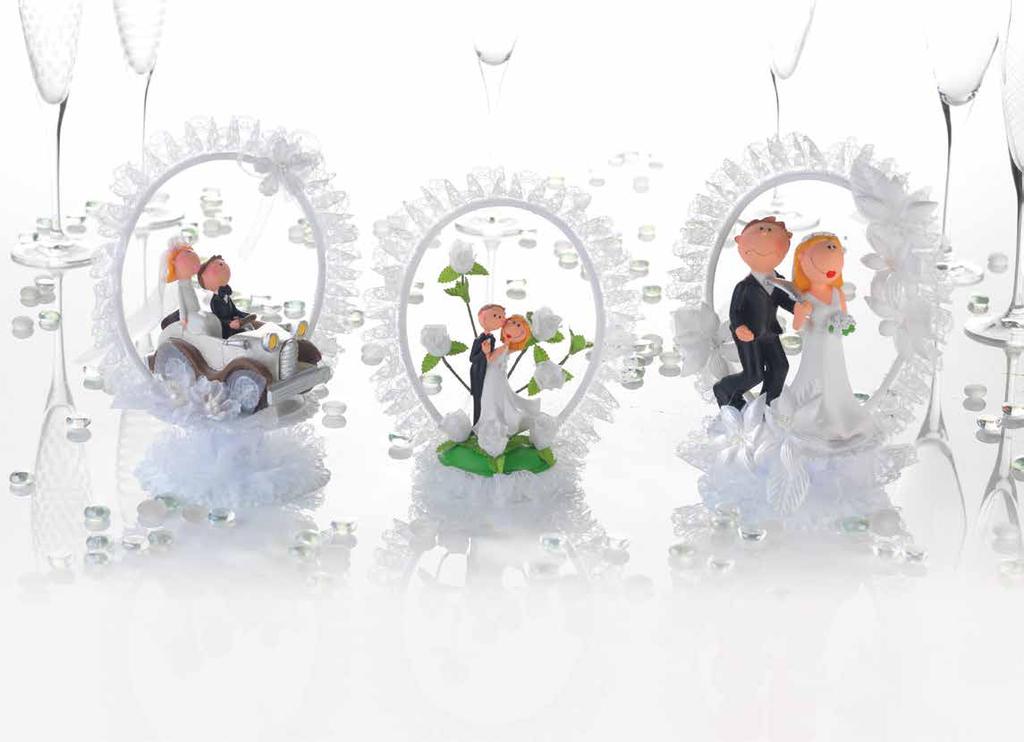 Brautpaar-Aufsätze Couples de mariés 12 2529 Lustiger Polyresin-Brautpaaraufsatz mit Auto und Tüllkranz. Basis zum Öffnen. Verpackt in dekorativem Sichtkarton.