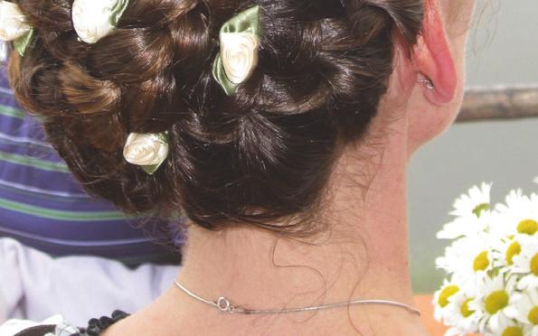 Manche Braut schmückt ihr Haar mit einem Blumenkranz.