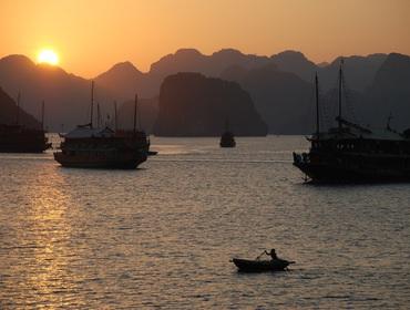 4. Tag: Zurück nach Hanoi und Flug nach Hue Während Sie im Morgennebel durch die Bucht schippern, genießen Sie einen ausgezeichneten Brunch an Bord.