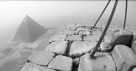 Der sogenannte Cheops-Totentempel besteht heute nur noch aus einer unregelmäßig großen Bodenplatte aus Basaltsteinen auf der Pyramiden-Ostseite, die fein säuberlich dem unebenen Untergrund angepasst