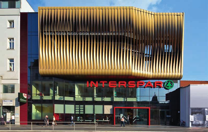 Spektakulär: Der INTERSPAR-Flagship-Store in Wien-Floridsdorf wartet mit jeder Menge Innovationen im Ladenbau sowie mit neuen Gastro-Konzepten auf.