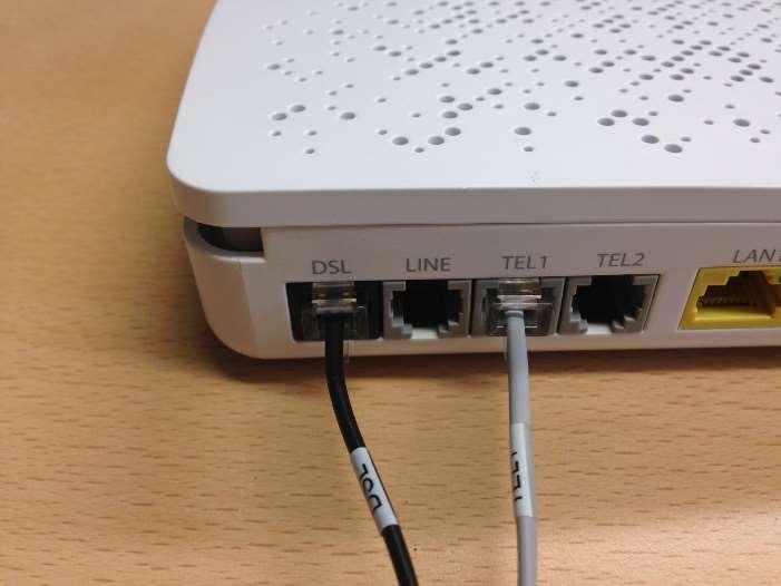 Das graue Ende des Kabels verbinden Sie mit dem grauen Telefon Port (Tel 1