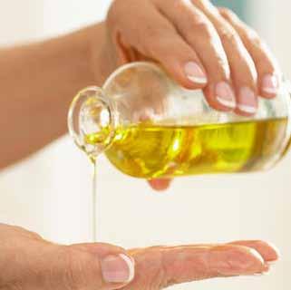 Spüren Sie die Südtiroler Kräuterkraft Johanniskrautöl (Hypericum perforatum) Das ideale Öl für schmerzlindernde Massagen, vor allem bei gezielten Behandlungen der Wirbelsäule.