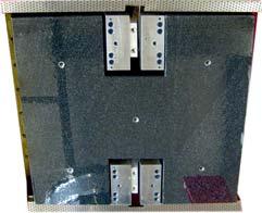 Die Gleittischplatte mit den Gewindeeinsätzen zur Prüflingsbefestigung gleitet auf einem Ölfilm, der aus einer Hydraulikeinheit versorgt wird.