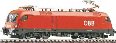 120,5 Elektrolokomotive Rh 1016 der ÖBB. Die Reihe 1016 gilt als Universallokomotive im Einsatz vor allen Arten von Personen- und Güterzügen.