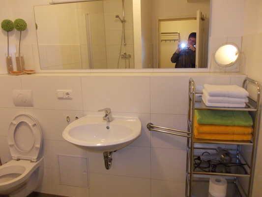 Badezimmer Duschkabine Zugang Der gehört zu: rechts (große Ferienwohnung), Wohn- / Esszimmer