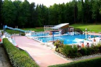 Blankenhain: Erlebnisbad am Wald Im Sportbereich befinden sich sechs 25-m- Bahnen, eine Sprunganlage mit einem 1-m- Sprungbrett und einer 3-m- Sprungplattform.