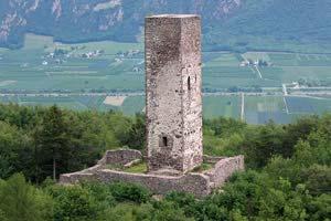 Bergfried 23 Meter Höhe, fast quadratischer Grundriss
