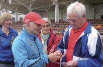 Der 80-jährige Klaus-Dieter Hoffmann aus Porta Westfalica konnte als erster Sportler des Kreises Minden-Lübbecke eine Sportabzeichenurkunde mit der Zahl 60 entgegen nehmen.