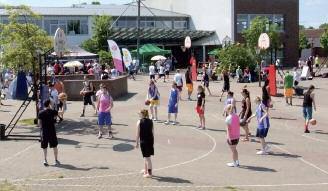 Mehr Action geht nicht der Schulhof des Schulzentrums Rahden wird zur Basketball-Arena.