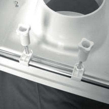 1 Deutsch Je nach Größe des Toilettenbeckens ist es erforderlich, die hintere Aluminium-Tragestange mit den Befestigungsschrauben um 180 verdreht zu montieren, um ein abrutschen des vorderen